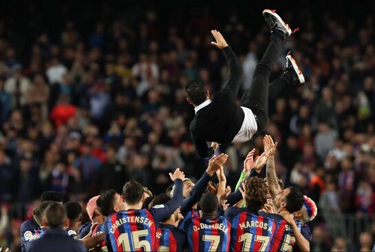 بازیکنان تیم فوتبال بارسلونا اسپانیا در جشن قهرمانی در لالیگا