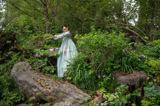 یک فلوت زن کره ای در نمایشگاه گل چلسی در لندن اجرای برنامه می کند