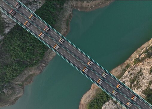 آزمایش عبور کامیون های حامل بار روی یک پل عظیم تازه تاسیس در چین