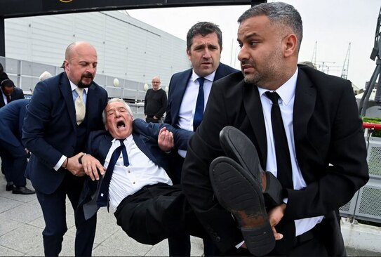 بیرون کردن یک معترض محیط زیستی از محل نشست سهامداران شرکت نفتی شل انگلیس 