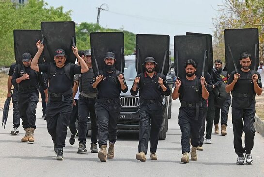 اسکورت خودرو حامل عمران خان نخست وزیر سابق پاکستان