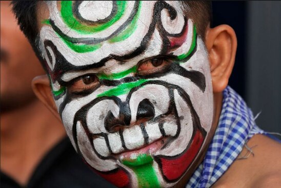 مردی با چهره پردازی شبح گونه در مراسم دعای باران 