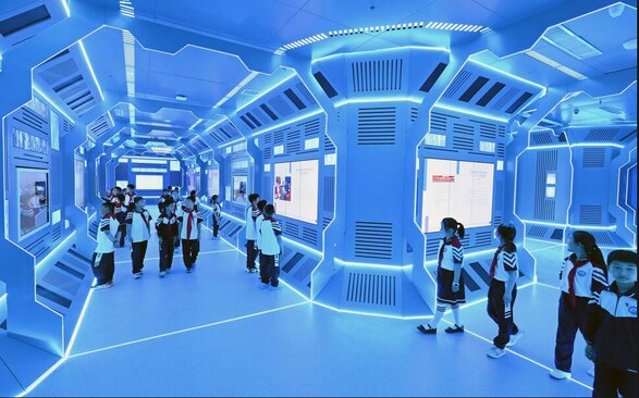 دانش آموزان چینی در هفته ملی علم و فناوری چین از پایگاه آموزشی هوش مصنوعی هاندان بازدید می کنند