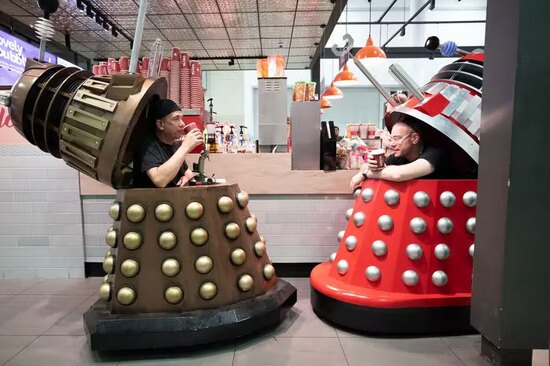 دیدنی های امروز؛ از کشف یک کارگاه مومیایی باستانی در مصر تا جنگ اوکراین جشنواره کُمیک کان در اکسل لندن