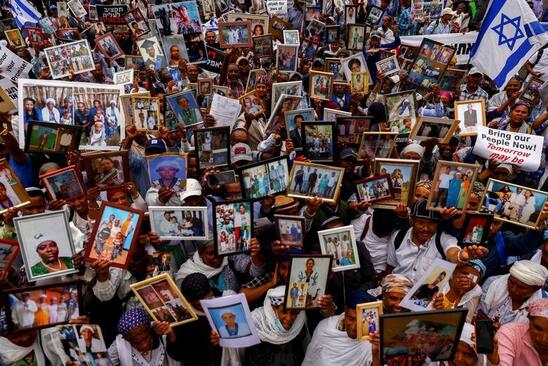 دیدنی های امروز؛ از جشن پیروزی اردوغان تا آتش زدن پرچم آمریکا تظاهرات اتیوپی تباران اسراییل با در دست داشتن عکس های بستگان شان