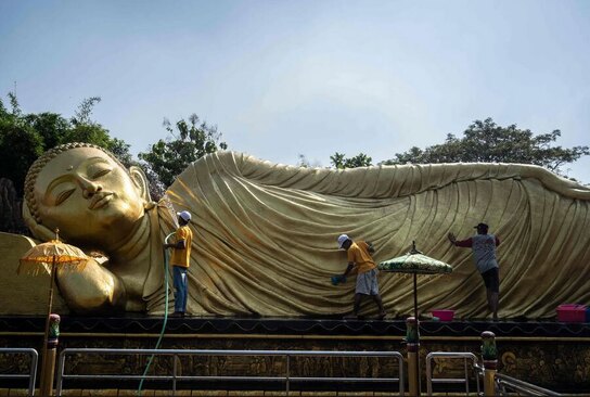 دیدنی های امروز؛ از سالگرد فتح استانبول تا حملات پهپادی در جنگ اوکراین تمیز کردن مجسمه بودا در معبدی در اندونزی