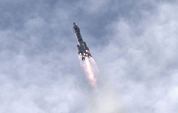 پرتاب فضاپیمای چینی حامل 3 فضانورد چینی به ایستگاه فضایی جدید چین