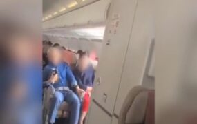 باز شدن درب یک هواپیمای مسافربری قبل از فرود