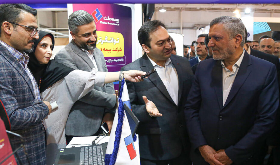 بازدید وزیر کار از غرفه بیمه ملت در نمایشگاه توانمندی‌های صادراتی