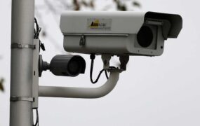 چند جوان دوربین کنترل سرعت را سرکار گذاشتند