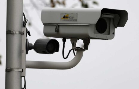 چند جوان دوربین کنترل سرعت را سرکار گذاشتند