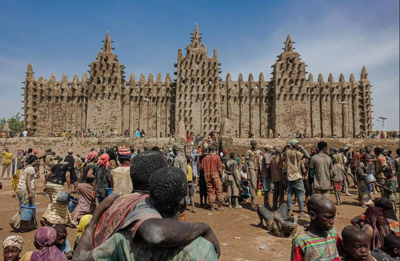 10 عکس جذاب جهان در 48 ساعت گذشته ساخت مسجد گلی در مالزی