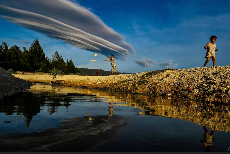 بازی کردن کودکان در ساحل "Lhoknga" اندونزی