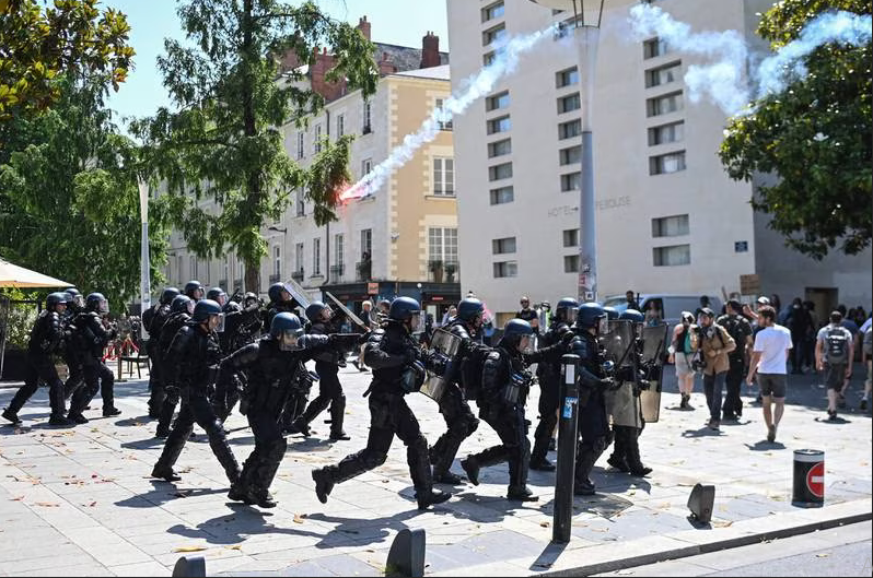 10 عکس جذاب جهان در 48 ساعت گذشته مقابله پلیس ضد شورش با معترضان در اعتراضات علیه به سازی حقوق نانتس فرانسه