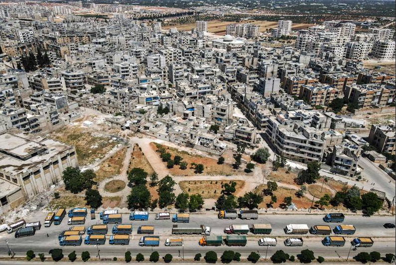 10 عکس جذاب جهان در 48 ساعت گذشته کامیون های حامل گندم در شهر ادلب