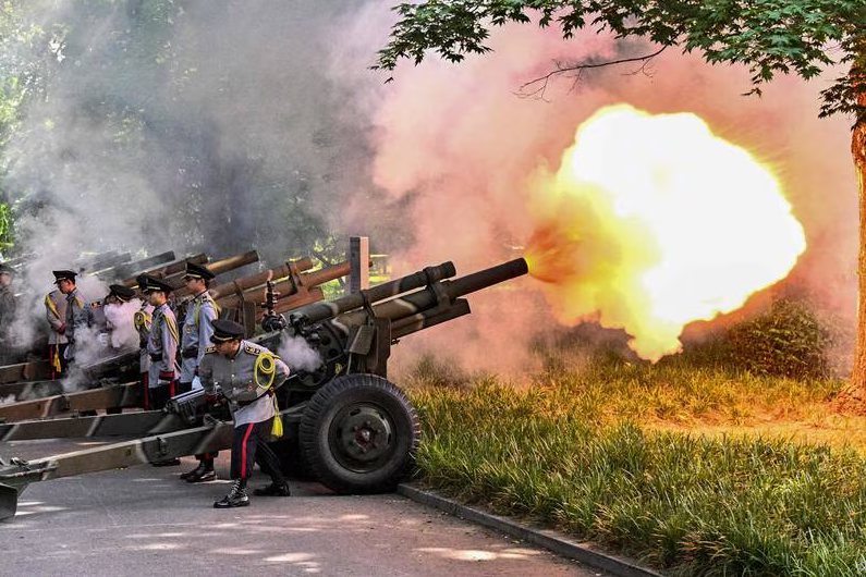 10 عکس جذاب جهان در 48 ساعت گذشته شلیک توپ برای احترام در قبرستان ملی کره جنوبی