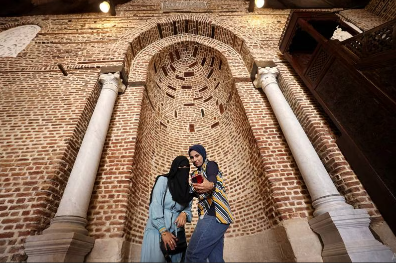 10 عکس جذاب جهان در 48 ساعت گذشته سلفی گرفتن یک خانوم در مسجد