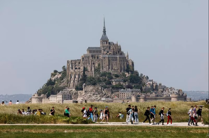 10 عکس جذاب جهان در 48 ساعت گذشته راه رفتن توریست در کنار کلیسای Mont-Saint-Michel در فرانسه