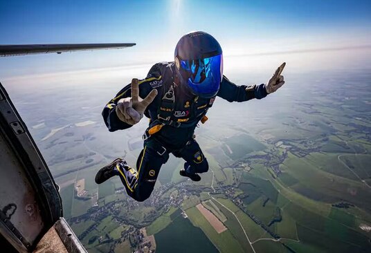 پرش تمرینی یک کاپیتان انگلیسی در آستانه حضور در نمایش هوایی انگلیس