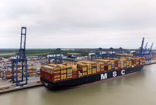 پهلوگیری بزرگ ترین کشتی باری جهان در بندری در انگلیس