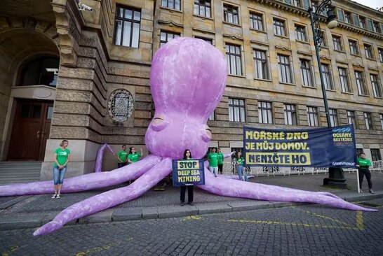 اعتراض فعالان محیط زیست در شهر پراگ برای متوقف شدن استخراج معادن در اعماق دریا
