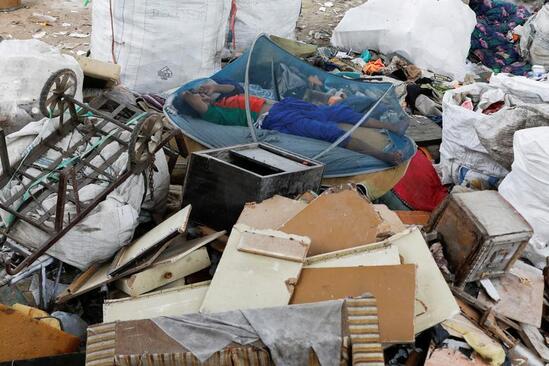 دیدنی های امروز؛ از تولد بودا تا بحران زباله در اقیانوس ها خواب یک کارگر پاکستانی در یک مرکز جمع آوری نخاله های ساختمانی در شهر کراچی