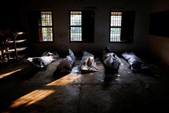 دیدنی های امروز؛ از تولد بودا تا بحران زباله در اقیانوس ها جمع آوری اجساد قربانیان حادثه قطار هند در یک مدرسه