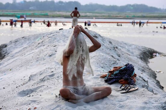 دیدنی های امروز؛ از تولد بودا تا بحران زباله در اقیانوس ها یک پیرو آیین هندو در کرانه رود "سانگام"