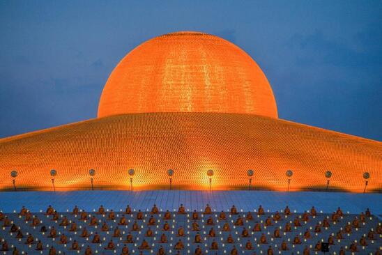 راهبان بودایی در معبدی در تایلند در مراسم جشن تولد بودا