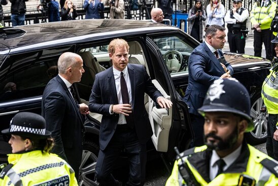 شاهزاده هری فرزند پادشاه انگلیس در حال حضور در دادگاه عالی در لندن 