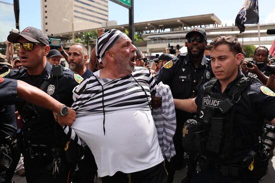 درگیری و مشاجره بین حامیان و مخالفان ترامپ