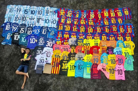 دیدنی های امروز؛ از آتش زدن بانک لبنانی تا زمین خوردن پادشاه نروژ جمع کردن کلکسیون پیراهن های ورزشی لیونل مسی