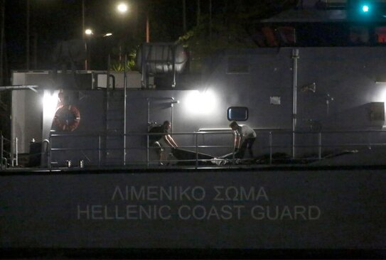 دیدنی های امروز؛ از آتش زدن بانک لبنانی تا زمین خوردن پادشاه نروژ حمل اجساد قایق واژگون شده حامل صدها پناهجو