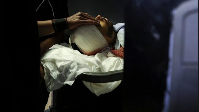 دیدنی های امروز؛ از آتش زدن بانک لبنانی تا زمین خوردن پادشاه نروژ عزاداری یک فلسطینی بر پیکر "خلیل العنیس"