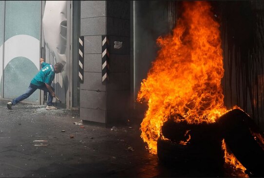 دیدنی های امروز؛ از آتش زدن بانک لبنانی تا زمین خوردن پادشاه نروژ شعبه یک بانک لبنانی را در شهر بیروت به آتش کشید