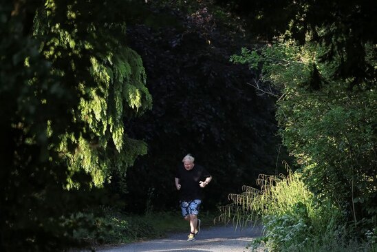 دیدنی های امروز؛ از آتش زدن بانک لبنانی تا زمین خوردن پادشاه نروژ ورزش صبحگاهی بوریس جانسون ن