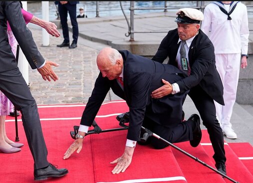 دیدنی های امروز؛ از آتش زدن بانک لبنانی تا زمین خوردن پادشاه نروژ زمین خوردن "هرالد پنجم" پادشاه نروژ