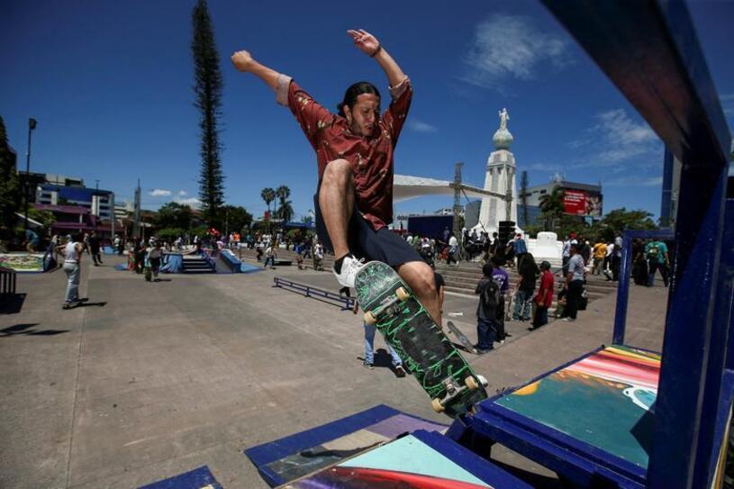 دیدنی های امروز؛ از برخورد پلیس استانبول با رژه همجنسگرایان تا آموزش همگانی بوکس روز اسکیت بورد سواری سان سالوادور