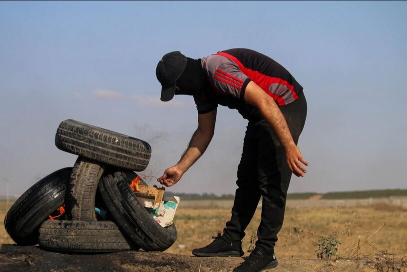 دیدنی های امروز؛ از مومیایی جادوگر در قفس تا مسابقات سلطنتی اسب سواری در انگلیس جوانان فلسطینی در حال تیراندازی به سمت نظامیان اسراییل