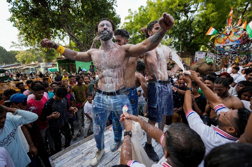 دیدنی های امروز؛ از مومیایی جادوگر در قفس تا مسابقات سلطنتی اسب سواری در انگلیس تماشاگران هنگام شرکت در جشنواره ارابههای خدای هندو