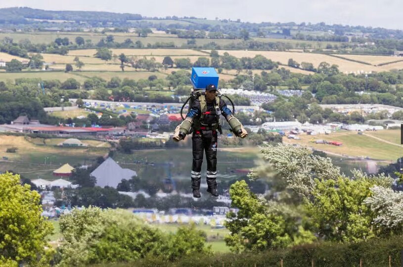 دیدنی های امروز؛ از روز جهانی یوگا تا تماشای اولین طلوع خورشید تابستان پیک تحویل پیتزا با لباس پرنده