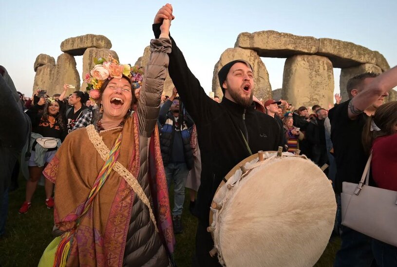 دیدنی های امروز؛ از روز جهانی یوگا تا تماشای اولین طلوع خورشید تابستان تجمع داوطلبان برای دیدن نخستین طلوع خورشید تابستانی