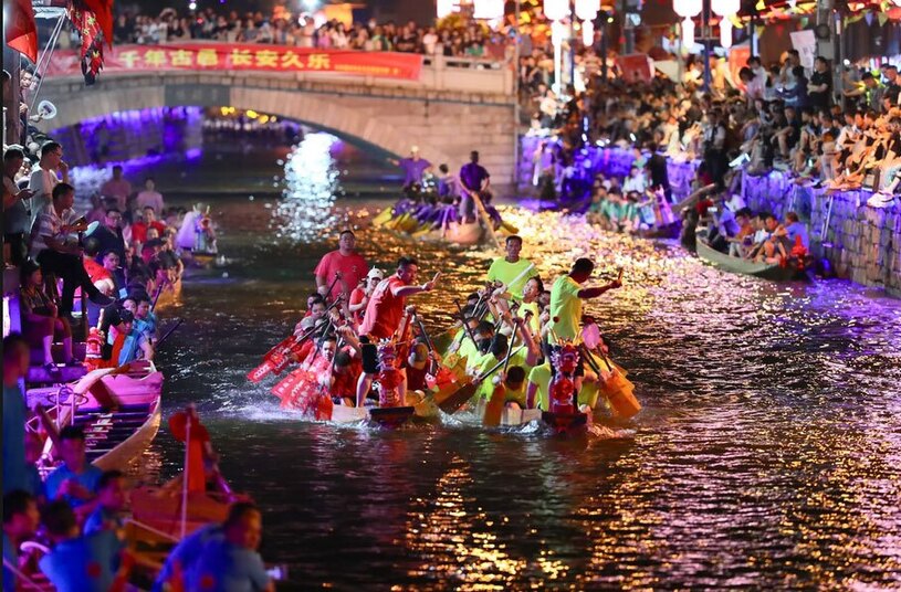 دیدنی های امروز؛ از روز جهانی یوگا تا تماشای اولین طلوع خورشید تابستان مسابقه قایقرانی در شب جشنواره قایق اژدها