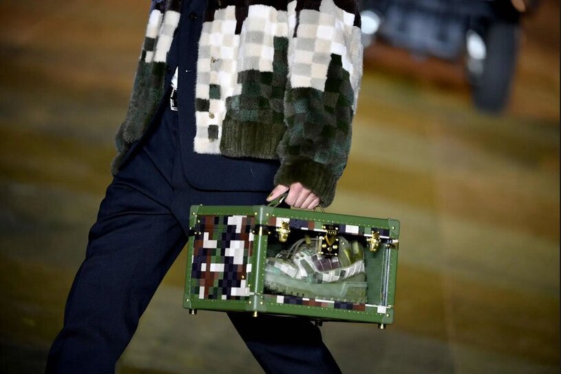 دیدنی های امروز؛ از روز جهانی یوگا تا تماشای اولین طلوع خورشید تابستان لباس های مردانه برند لویی ویتون