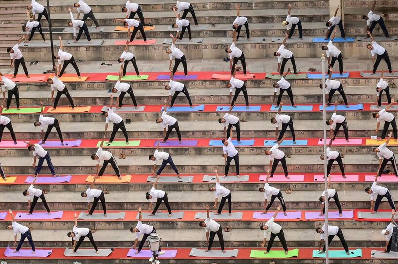 دیدنی های امروز؛ از روز جهانی یوگا تا تماشای اولین طلوع خورشید تابستان تمرین روز جهانی یوگا