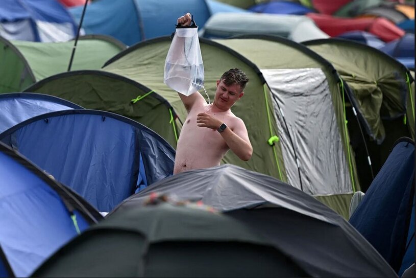 دیدنی های امروز؛ از شورش یک روزه واگنر تا قطار سواری پادشاه هلند دوش گرفتن یک شرکت کننده با استفاده از کیسه نایلونی