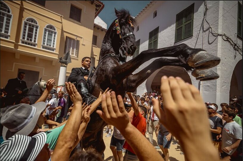 دیدنی های امروز؛ از جشنواره ارواح تا روز جهانی فولکس های قورباغه ای رژه اسب سانتا کلارا در "مِنورکا"