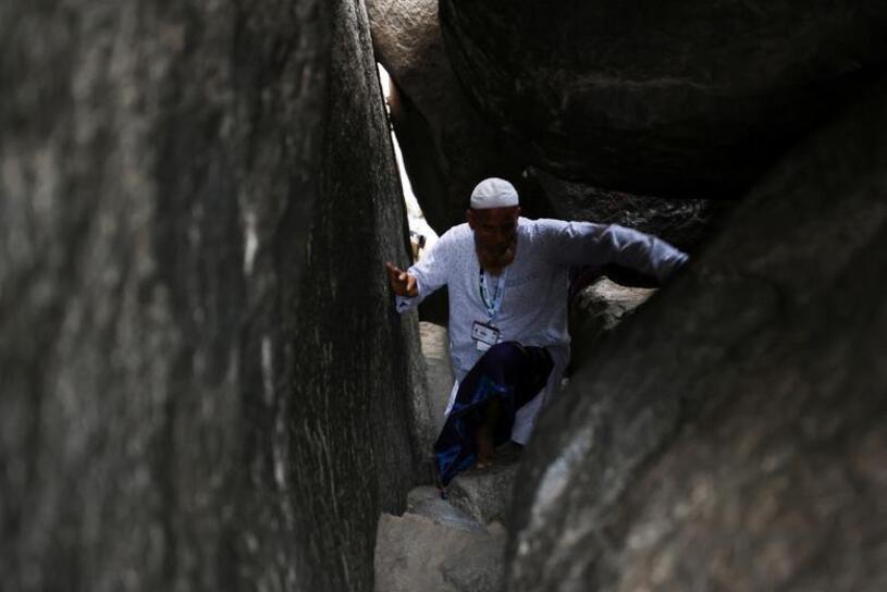 زائران حج تمتع در حال بالا رفتن از کوه نور
