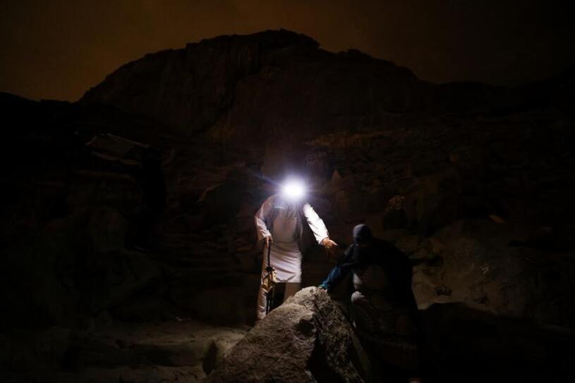 زائران حج تمتع در حال بالا رفتن از کوه نور