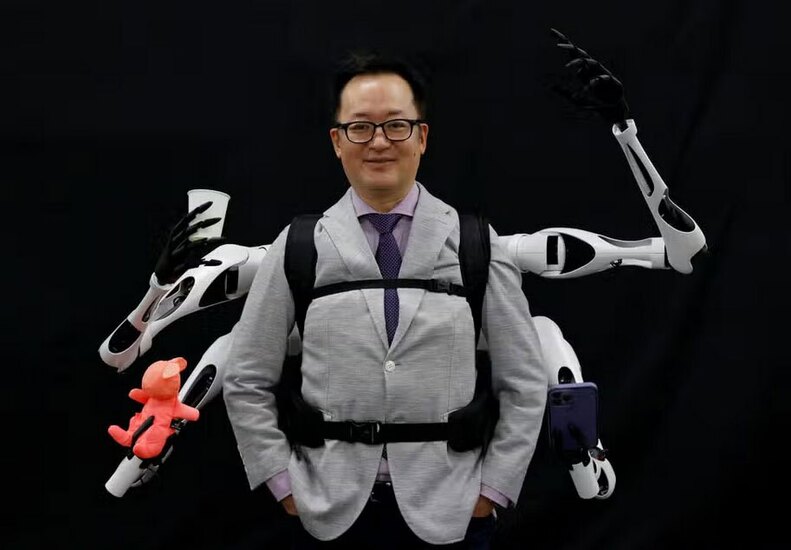 دیدنی های امروز؛ از مراسم عرفه تا سفر تام کروز به امارات بازوهای روباتیک قابل پوشش روی بدن